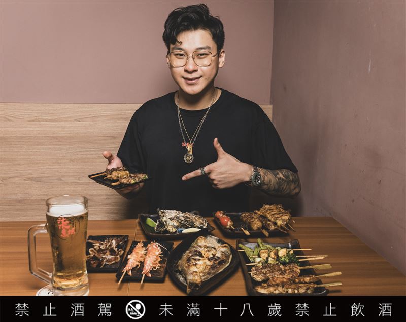 柒息地店草阿宏端出滿桌烤物與鮮酌，邀客人一起用骰子樂嗨翻中秋。（圖／品牌業者提供）