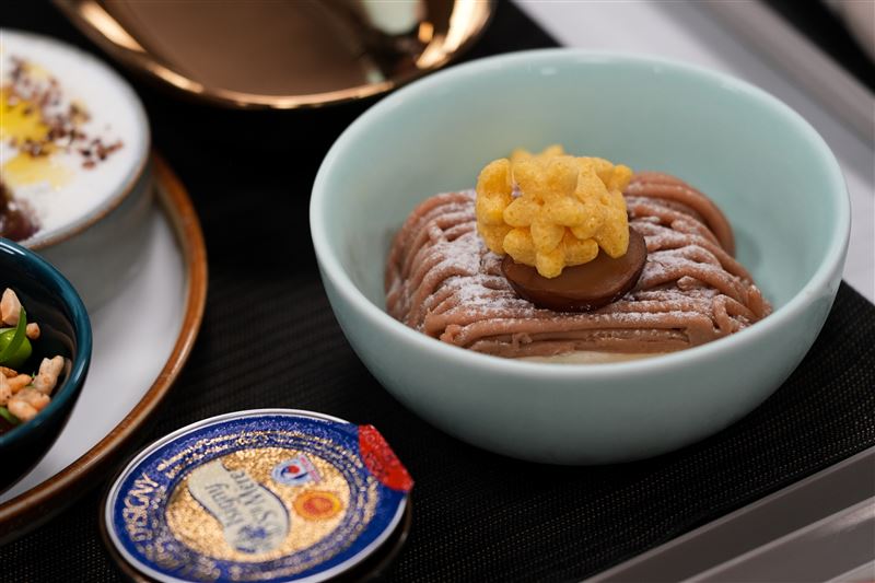 米其林星級主廚 Chef Kin 以當旬新鮮食材打造層次豐富的高空饗宴，「栗子蒙布朗」使用當季栗子鮮奶油環繞栗子香緹與黑糖海綿蛋糕。（圖／星宇航空提供）