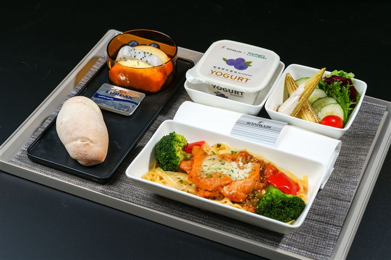 本季星宇航空也與台灣精品優格品牌「馬修嚴選」攜手合作，商務艙、豪經艙及經濟艙的機上早餐優格全面升級為馬修嚴選產品。（圖／星宇航空提供）