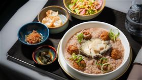 星宇航空東南亞商務艙「鮑魚剝皮辣椒雞小米粥」融合鮑魚的鮮美與剝皮辣椒的微辛。（圖／星宇航空提供）