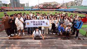 文化新聞颱風天仍到天母球場參訪。（圖／文化新聞提供） 