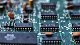 野村投信表示，台股基本面穩健，2026年EPS可望年增16%，AI仍是推升行情的最大動能。Rubin伺服器與ASIC晶片出貨帶動散熱、封裝、ABF載板需求，2025年供需翻多、2026恐現缺口。台積電AI營收五年年複合成長率上看40%，資料中心與800G交換器推升PCB與CCL需求，電力與綠能亦同步受惠。（示意圖／PIXABAY）