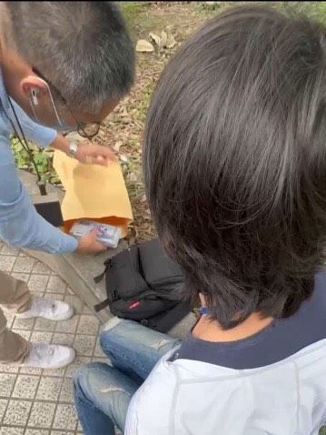 警方在車手身上起獲大量現金。（圖／翻攝畫面）