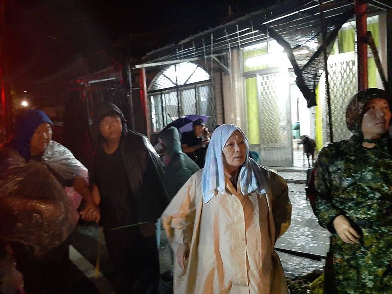 徐榛蔚冒雨視察災區，頻用毛巾拭汗遮雨。（圖／翻攝徐榛蔚臉書）