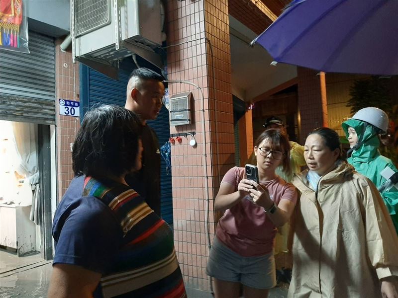 花蓮縣長徐榛蔚（右）苦民所苦，冒雨視察災區。（圖／翻攝徐榛蔚臉書）