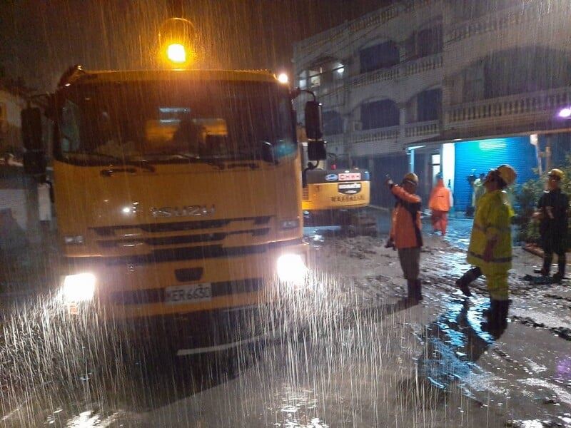 花蓮縣政府派出多輛卡車，連夜清淤搶通助復興鄉居民返家。（圖／翻攝徐榛蔚臉書）