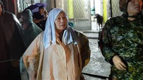 花蓮縣長徐榛蔚苦民所苦，冒雨視察災區，連夜清淤搶通助復興鄉居民返家。（圖／翻攝徐榛蔚臉書）