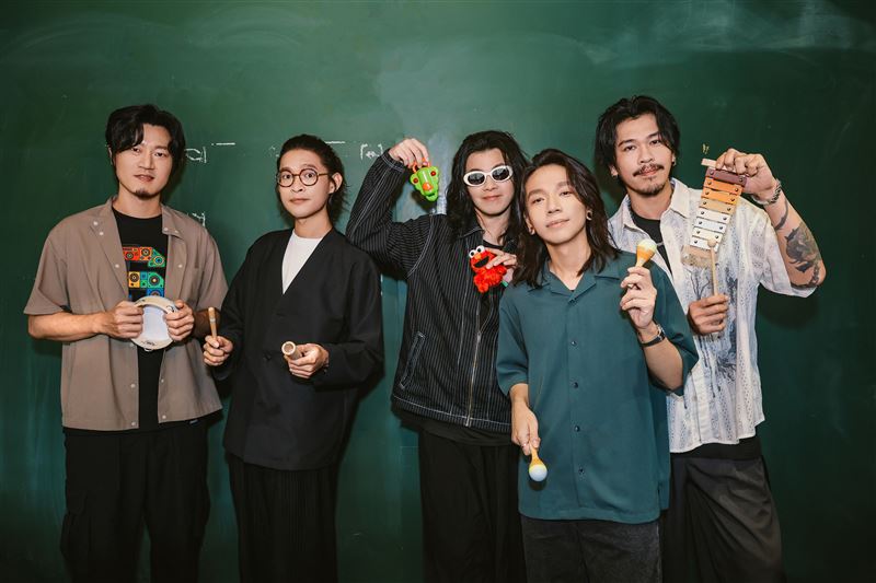 麋先生〈散散步〉成為最可愛的一首歌，以諾夫妻錄音室放閃甜翻全場。（圖／相信音樂提供）
