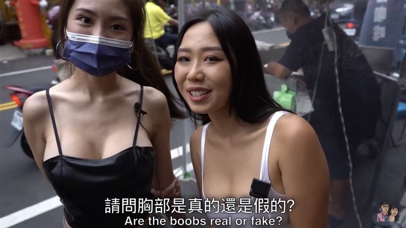 針對外界攻擊她「胸部是假的」，Bella則證實「胸部是假的」。（圖／翻攝自Roman and Sharon YouTube）
