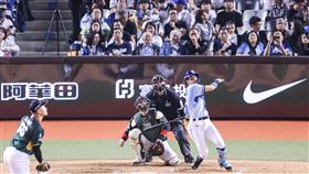 陳真拿林哲瑄球棒開轟（1）中華職棒富邦悍將林哲瑄21日在台北大巨蛋進行生涯最終戰，8局下，外野手陳真（右）拿著林哲瑄的球棒轟出陽春砲，助隊追回1分。中央社記者張新偉攝　114年9月21日