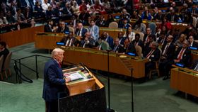 美國總統川普今天在聯合國大會發表演說時，接連遇到手扶梯突然停下、提詞機壞掉等意外狀況。（圖／美聯社／達志影像）