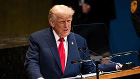 川普在聯合國大會場邊與烏克蘭總統澤倫斯基舉行雙邊會後表示，他認為烏克蘭在歐盟支持下，有能力奪回原有領土。（圖／美聯社／達志影像）