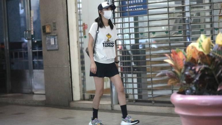 安以軒香奈兒包藏貴氣　顧完孩子酒吧續攤