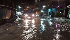 花蓮縣長徐榛蔚苦民所苦，冒雨視察災區，連夜清淤搶通助復興鄉居民返家。（圖／翻攝徐榛蔚臉書）