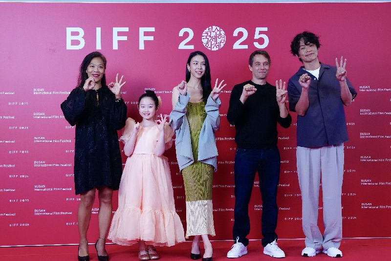 「左撇子女孩」9月在韓國釜山影展首映時,導演鄒時擎(左起)與演員葉子綺、馬士媛、編劇西恩.貝克、演員黃鐙輝皆出席。(圖/中央社)