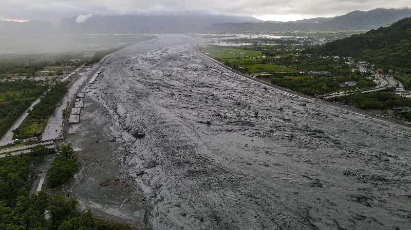 馬太鞍溪堰塞湖釀災 泥水滾滾花蓮縣馬太鞍溪堰塞湖23日溢堤，大量洪水沖斷馬太鞍溪橋；大水漫過堤防流到光復鄉大平村、大馬村、馬太鞍部落等，到處都淹水。圖為24日上午陣雨不斷，馬太鞍溪泥水滾滾。中央社記者鄭清元攝　114年9月24日