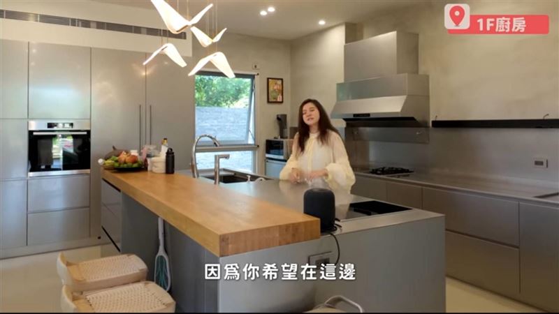 謝依霖家中廚房有中島。（圖／翻攝自YouTube）