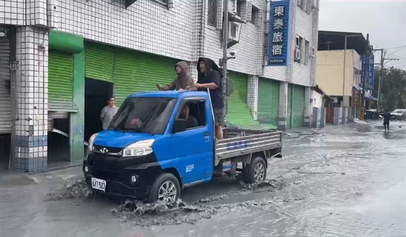強颱樺加沙外圍環流影響，花蓮縣光復鄉最新畫面曝光。（圖／翻攝畫面）