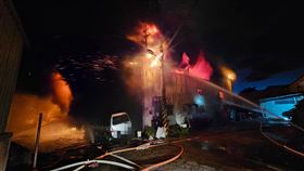 樹林工廠竄火煙全面燃燒。（圖／翻攝畫面）