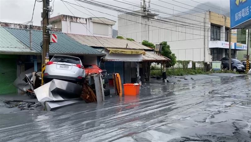 花蓮縣馬太鞍溪堰塞湖壩頂溢流，光復鄉首當其衝、災情嚴重。（圖／翻攝畫面）