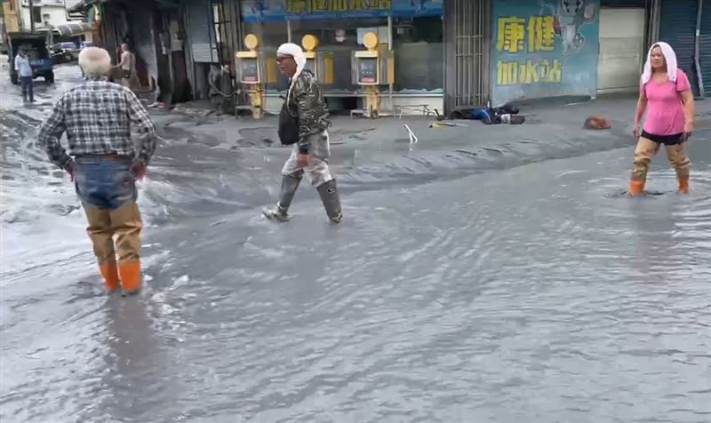 強颱樺加沙影響，洪水吞噬花蓮光復鄉。（圖／翻攝畫面）