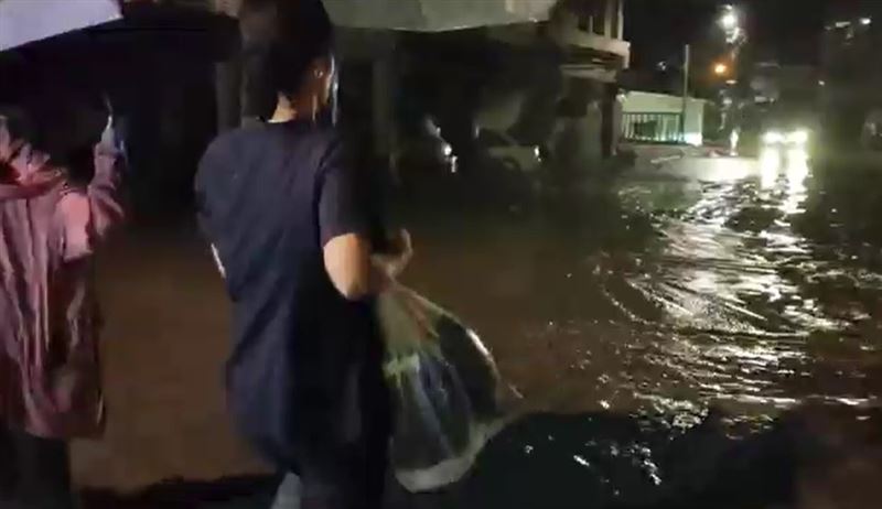 強颱樺加沙影響，洪水吞噬花蓮光復鄉。（圖／翻攝畫面）