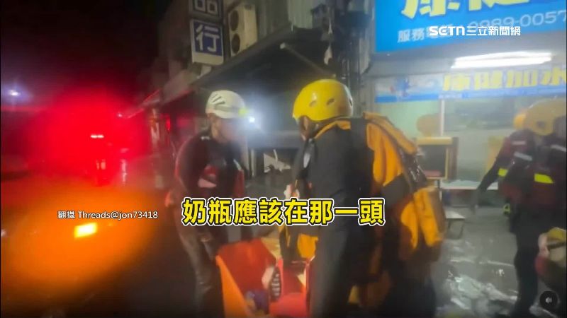 搜救人員協助受災民眾拿取幼童奶瓶。（圖／翻攝Threads＠jon73418）