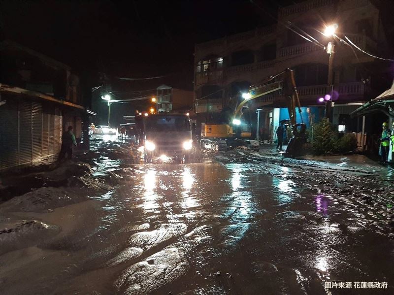 張善政一早發文「不遺漏每一戶需要幫助的家庭，桃園是花蓮的後盾」。（圖／翻攝自張善政臉書）