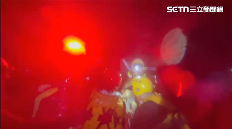 截至目前為止，「樺加沙」已造成14人死亡、上百人失聯。救難人員積極搶救。（圖／翻攝畫面）