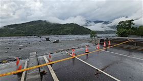 花蓮縣馬太鞍溪堰塞湖昨天下午發生壩頂溢流，造成下游整座馬太鞍溪橋遭沖毀、消失，台9線也因此中斷。交通部長陳世凱指出，已要求公路局在10月15日前完成函館便橋建設恢復通行。