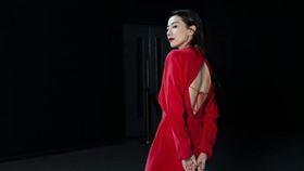 高圓圓美背全都露。（圖／翻攝自高圓圓微博）