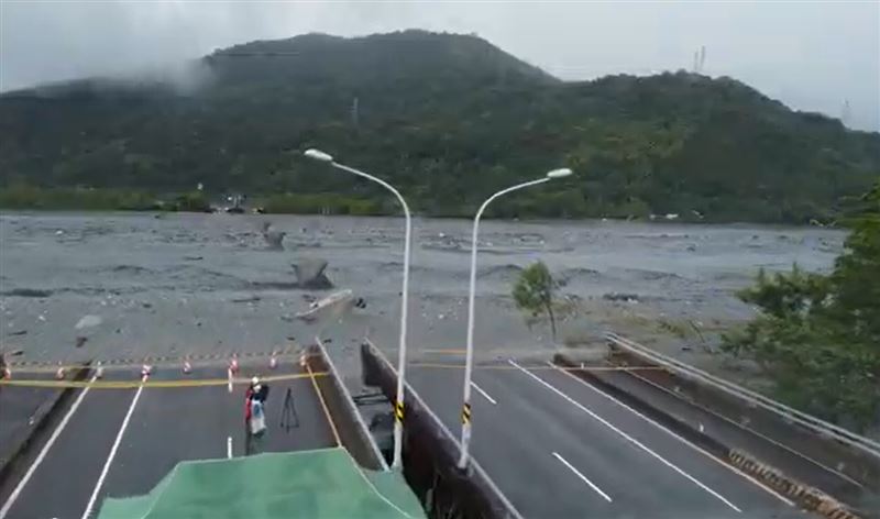 2019年才剛完工啟用的花蓮馬太鞍溪橋，全長452公尺、寬13公尺的橋體被洪水沖斷。(圖／翻攝畫面)