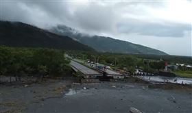 最新空拍畫面曝光！花蓮馬太鞍溪橋，452公尺全沖斷，剩橋墩孤立水中，橋體斷裂(圖／翻攝畫面)