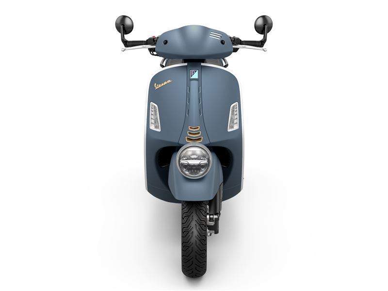 車身採用專屬「Blu Officina 8 工業藍」搭配絲霧金屬細節。（圖／Vespa提供）