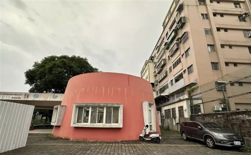 曾婦住在幼兒園旁的公寓大樓，疑似曬衣時不慎掉落菜刀。（圖／翻攝畫面）