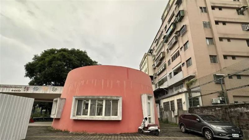 「天降菜刀」險砸實習老師！81歲婦被帶回