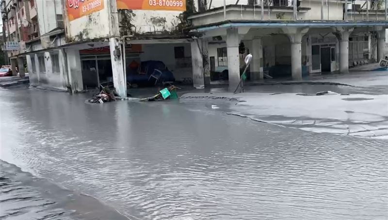 花蓮縣馬太鞍溪堰塞湖壩頂溢流，光復鄉首當其衝、災情嚴重。（圖／翻攝畫面）