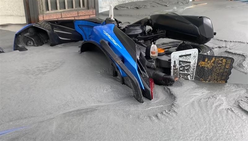 花蓮縣馬太鞍溪堰塞湖壩頂溢流，光復鄉首當其衝、災情嚴重。（圖／翻攝畫面）