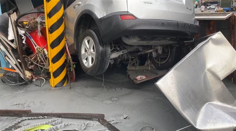 花蓮縣馬太鞍溪堰塞湖壩頂溢流，光復鄉首當其衝、災情嚴重。（圖／翻攝畫面）