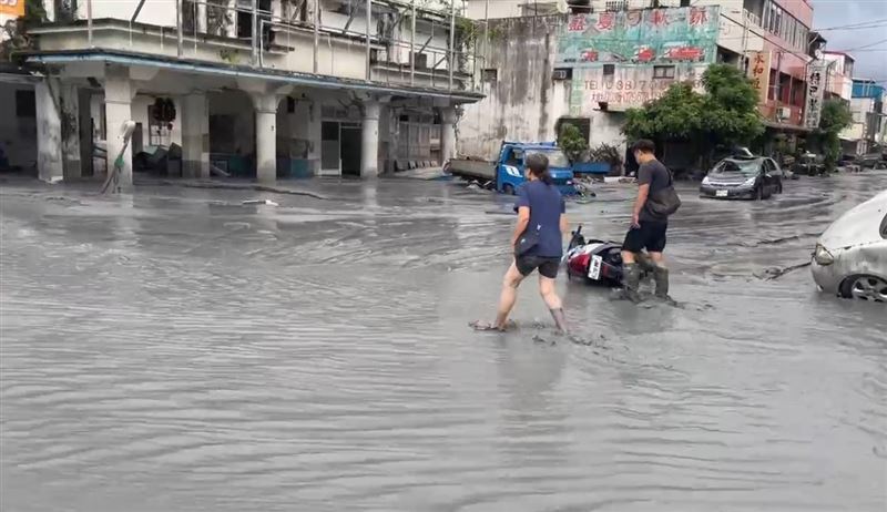 花蓮縣馬太鞍溪堰塞湖發生壩頂溢流，洪水不僅沖斷橋樑，更幾乎吞噬了光復鄉。（圖／翻攝畫面）