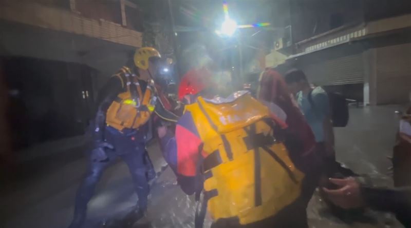 花蓮縣馬太鞍溪堰塞湖壩頂溢流，光復鄉首當其衝、災情嚴重。（圖／翻攝畫面）