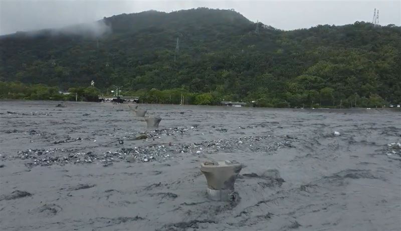 最新空拍畫面曝光，馬太鞍溪橋遭洪水沖斷的慘況令人看了怵目驚心。(圖／翻攝畫面)