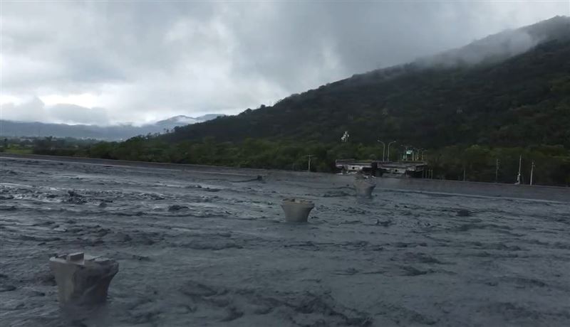 馬太鞍溪橋有部分橋墩不堪洪水沖擊，已傾倒變形。(圖／翻攝畫面)
