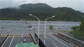 最新空拍畫面曝光！花蓮馬太鞍溪橋，452公尺全沖斷，剩橋墩孤立水中，橋體斷裂(圖／翻攝畫面)