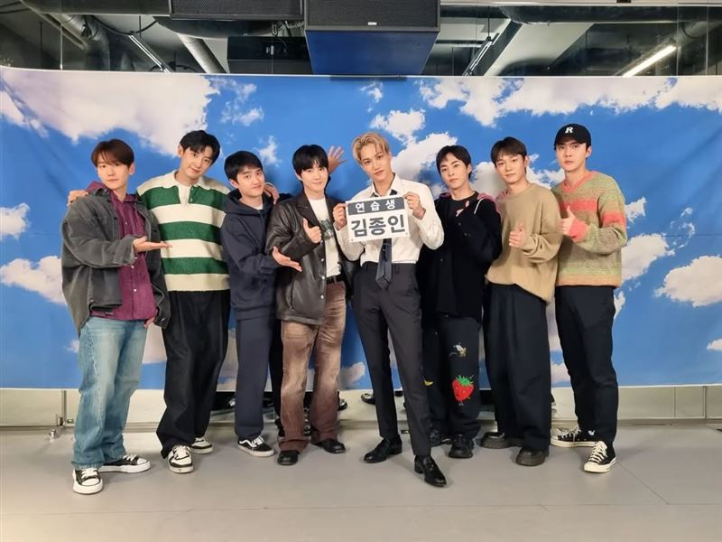 EXO成員八名成員日前一起合照，一同拍攝綜藝。（圖／翻攝自IG @weareone.exo）