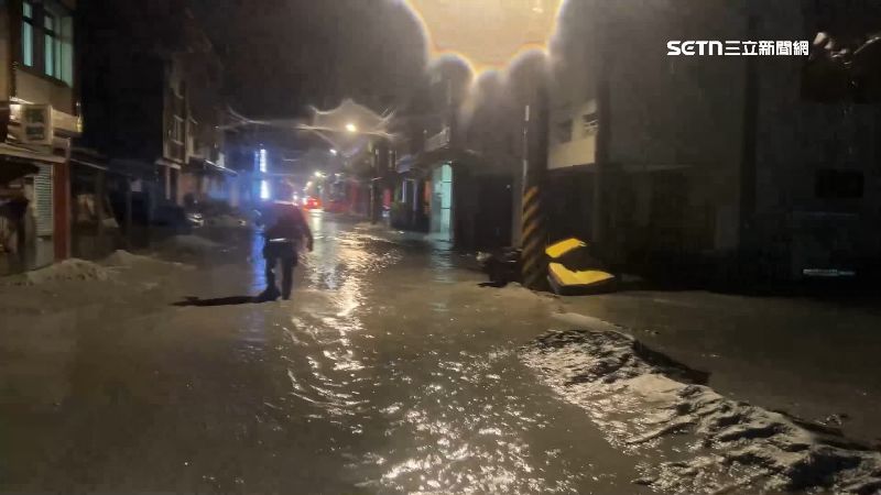 花蓮堰塞湖溢頂，街道上一片狼藉