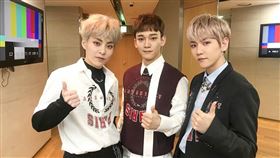 EXO-CBX成員（左起Xiumin、Chen和伯賢）。（圖／翻攝自IG @weareone.exo）