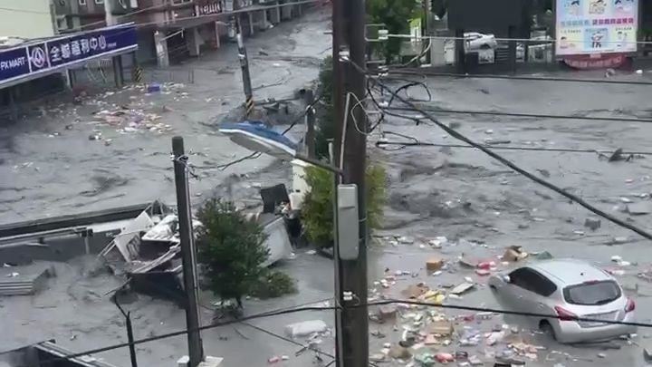 樺加沙颱風襲台，花蓮馬太鞍溪堰塞湖溢流，洪水重創光復鄉市區。（圖／翻攝畫面）