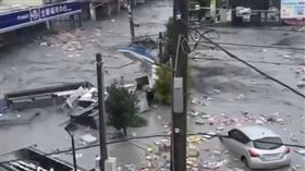 花蓮全聯貨品被沖出。（圖／翻攝自Thread）