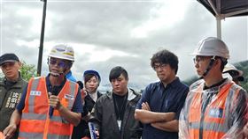 陳世凱一早赴花蓮馬太鞍溪橋前進指揮所視察「馬太鞍溪橋」。（圖／公路局提供）